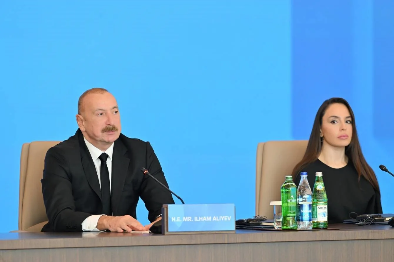 İLHAM ALİYEV, "EVET, TÜM ÇATIŞMALARIN BİRBİRİNDEN FARKLI OLDUĞU DOĞRUDUR. ANCAK BÜTÜN ÇATIŞMALARIN TEMELİNDE AYNI UNSURLAR VARDIR HIRS, SALDIRGANLIK, ÜSTÜNLÜK DUYGUSU VE SALDIRDIĞINIZ KİŞİLERE KARŞI YAPTIKLARINIZ NEDENİYLE CEZALANDIRILMAYACAĞINIZ DÜŞÜNCESİ" ŞEKLİNDE KONUŞTU.