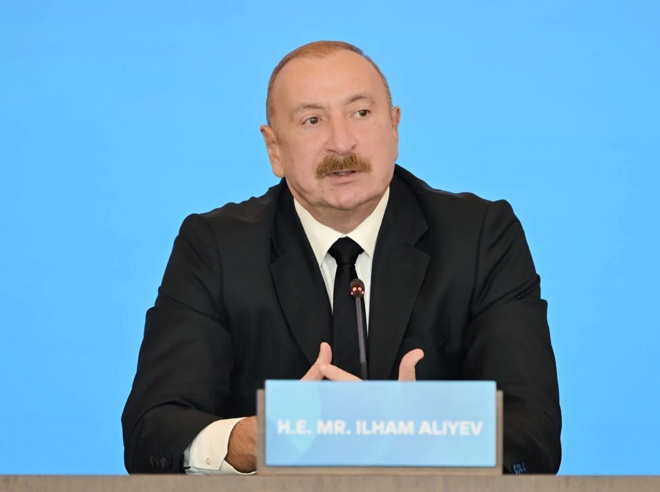 AZERBAYCAN'DA İÇ KAYNAKLI HERHANGİ BİR RİSK BULUNMADIĞINI BELİRTEN AZERBAYCAN CUMHURBAŞKANI İLHAM ALİYEV, "TÜM POTANSİYEL RİSKLER SINIRLARIMIZIN DIŞINDAN KAYNAKLANIYOR. İDEOLOJİK RİSKLER DE FİZİKSEL RİSKLER KADAR TEHLİKELİDİR. BU NEDENLE HER ZAMAN DİKKATLİ OLMALIYIZ. KİMLİĞİMİZİ, DEVLET YAPIMIZI, BAĞIMSIZLIĞIMIZI VE YAŞAM TARZIMIZI KORUMAYA KARARLI OLMALIYIZ" DEDİ.