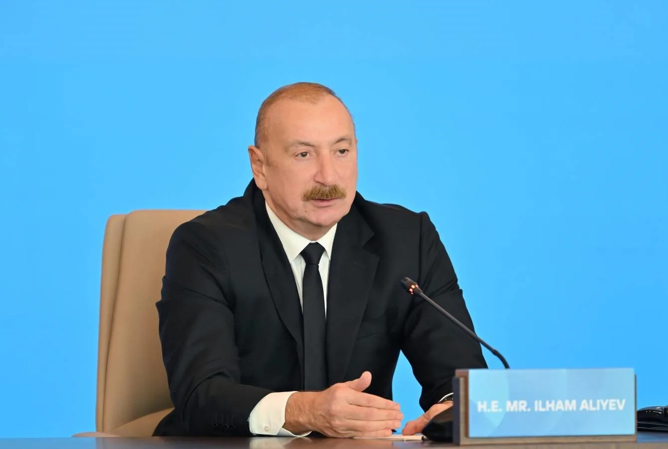 AZERBAYCAN CUMHURBAŞKANI İLHAM ALİYEV, BAKÜ'DE DÜZENLENEN 7. DÜNYA KÜLTÜRLERARASI DİYALOG FORUMU'NUN AÇILIŞINDA YAPTIĞI KONUŞMADA, "ERMENİSTAN ULUSLARARASI ALANDA TANINMIŞ TOPRAKLARIMIZIN YAKLAŞIK YÜZDE 20'SİNİ İŞGAL ETTİ, ETNİK TEMİZLİK POLİTİKASI UYGULADI VE BUNUN SONUCUNDA BİR MİLYON AZERBAYCANLININ TARİHİ TOPRAKLARINDAN SÜRÜLMESİNE NEDEN OLDU. KARABAĞ'DAKİ 65 CAMİ DE DAHİL OLMAK ÜZERE DİNİ VE TARİHİ ANITLARIMIZI YIKTI. BUNA RAĞMEN YAPTIRIMA UĞRAMADI VE CEZALANDIRILMADI. İŞTE BU, ÇİFTE STANDARTTIR" DEDİ.
