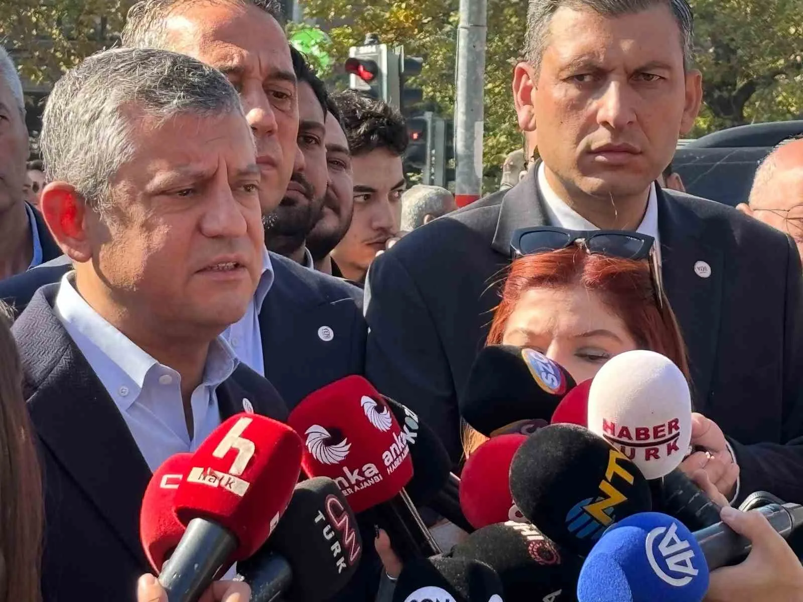 ANKARA GARI ÖNÜNDE 10 EKİM 2015 TARİHİNDE TERÖRİSTLERİN GERÇEKLEŞTİRDİĞİ BOMBALI SALDIRIDA HAYATINI KAYBEDEN 104 KİŞİ, DÜZENLENEN TÖRENLE ANILDI. TÖRENDE YENİ PARTİ GENEL BAŞKANI ÖZGÜR ÖZEL, KATLİAMIN ÖNÜNÜN AÇILDIĞI SÜRECİN SORGULANMASI GEREKİYOR" DEDİ.