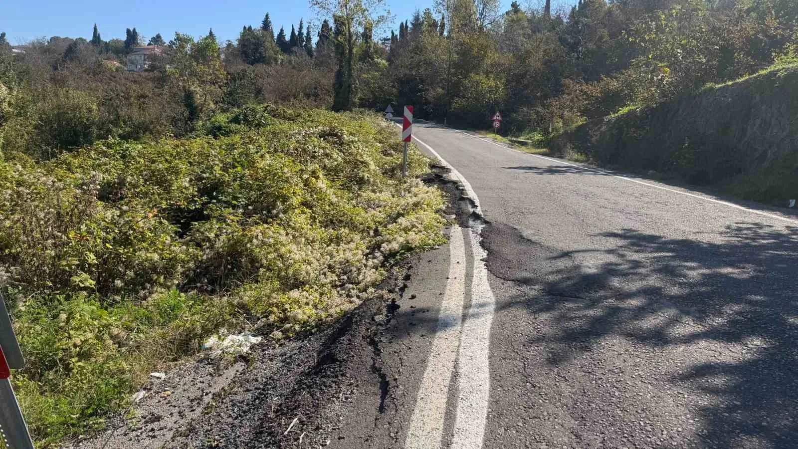 ZONGULDAK (İHA) - ZONGULDAK’TA ETKİLİ OLAN AŞIRI YAĞIŞLARIN ARDINDAN ALAPLI-ORMANLI KARA YOLUNUN BÜYÜK TEKKE KÖYÜ MEVKİSİNDE BULUNAN İSTİNAT DUVARINDA ÇATLAKLAR VE HASAR OLUŞTU. YOLUN BAZI BÖLÜMLERİNDE HEYELAN VE ÇÖKMELERİN BAŞLAMASI, SÜRÜCÜLER AÇISINDAN TEHLİKE OLUŞTURUYOR.