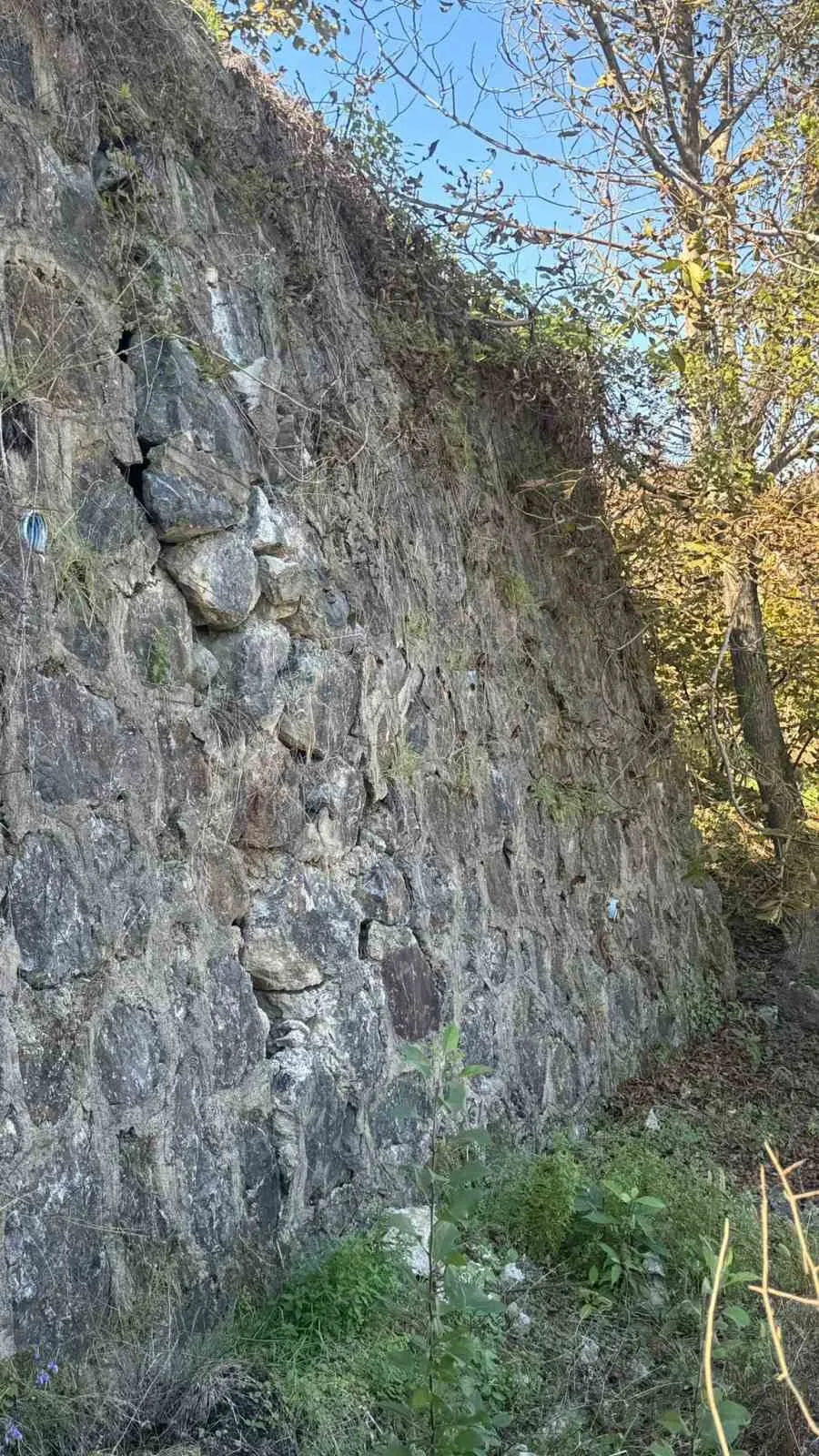 ZONGULDAK (İHA) - ZONGULDAK’TA ETKİLİ OLAN AŞIRI YAĞIŞLARIN ARDINDAN ALAPLI-ORMANLI KARA YOLUNUN BÜYÜK TEKKE KÖYÜ MEVKİSİNDE BULUNAN İSTİNAT DUVARINDA ÇATLAKLAR VE HASAR OLUŞTU. YOLUN BAZI BÖLÜMLERİNDE HEYELAN VE ÇÖKMELERİN BAŞLAMASI, SÜRÜCÜLER AÇISINDAN TEHLİKE OLUŞTURUYOR.