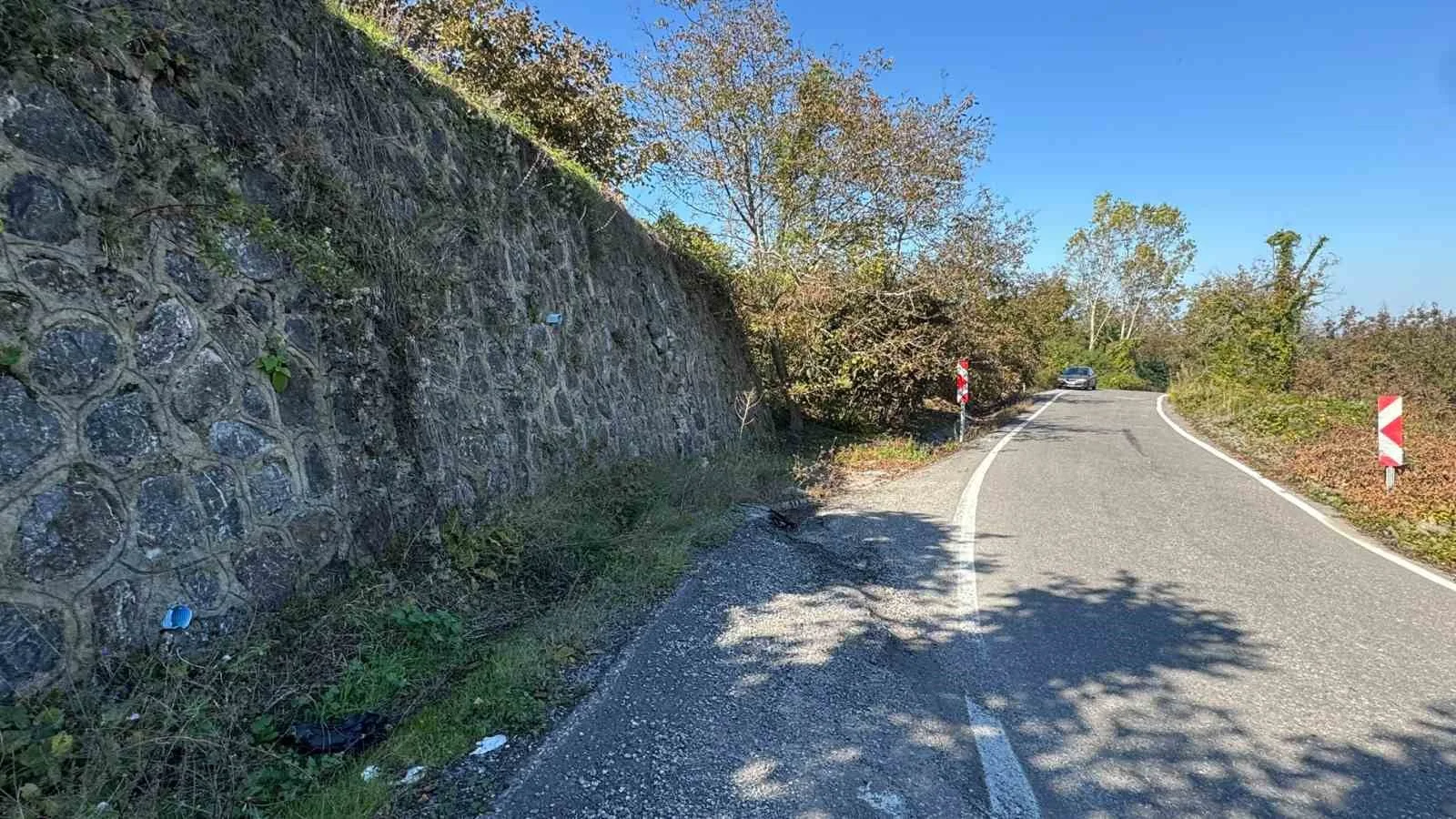 ZONGULDAK (İHA) - ZONGULDAK’TA ETKİLİ OLAN AŞIRI YAĞIŞLARIN ARDINDAN ALAPLI-ORMANLI KARA YOLUNUN BÜYÜK TEKKE KÖYÜ MEVKİSİNDE BULUNAN İSTİNAT DUVARINDA ÇATLAKLAR VE HASAR OLUŞTU. YOLUN BAZI BÖLÜMLERİNDE HEYELAN VE ÇÖKMELERİN BAŞLAMASI, SÜRÜCÜLER AÇISINDAN TEHLİKE OLUŞTURUYOR.