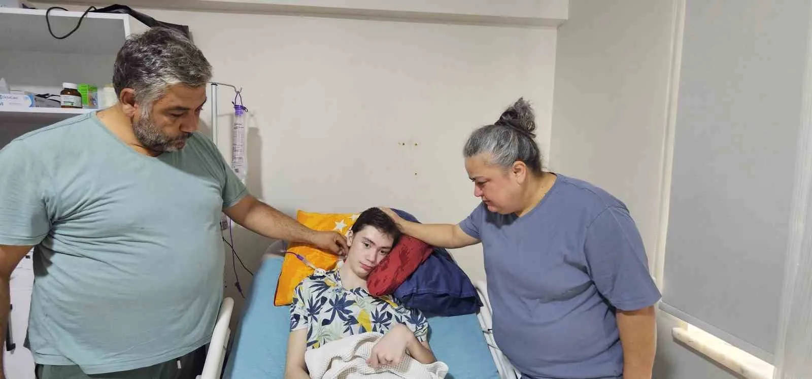 ÇANAKKALE'DE SINIFTA "AYAĞIMA BASTIN" DİYEN SINIF ARKADAŞI TARAFINDAN ÖZÜR DİLEMESİNE RAĞMEN DÖVÜLEREK AĞIR BEYİN HASARI ALAN 15 YAŞINDAKİ MURAT DUHA YILDIZ'IN AİLESİ, 16 EKİM'DEKİ KARAR DURUŞMASINDA SANIĞA EN AĞIR CEZANIN VERİLMESİNİ İSTEDİ.