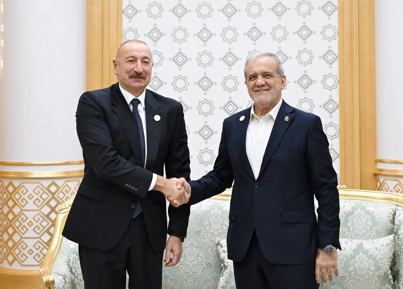 AZERBAYCAN CUMHURBAŞKANI ALİYEV, İRAN CUMHURBAŞKANI PEZEŞKİYAN’LA BİR ARAYA GELDİ