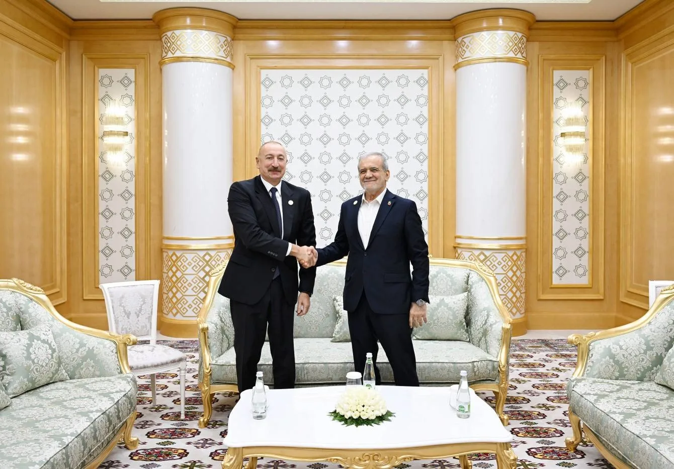 AZERBAYCAN CUMHURBAŞKANI ALİYEV, İRAN CUMHURBAŞKANI PEZEŞKİYAN’LA BİR ARAYA GELDİ