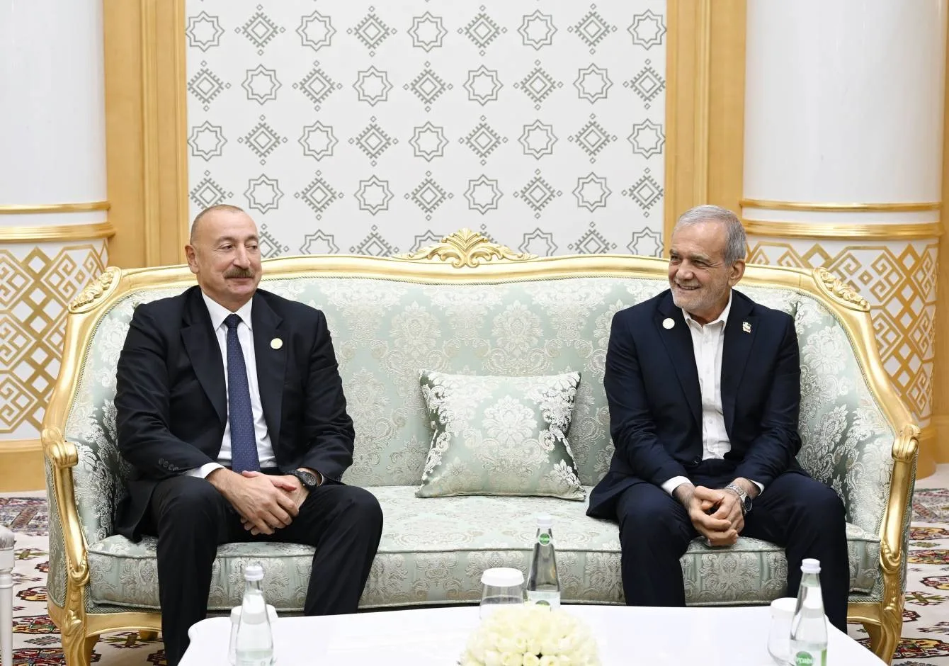 AZERBAYCAN CUMHURBAŞKANI ALİYEV, İRAN CUMHURBAŞKANI PEZEŞKİYAN’LA BİR ARAYA GELDİ