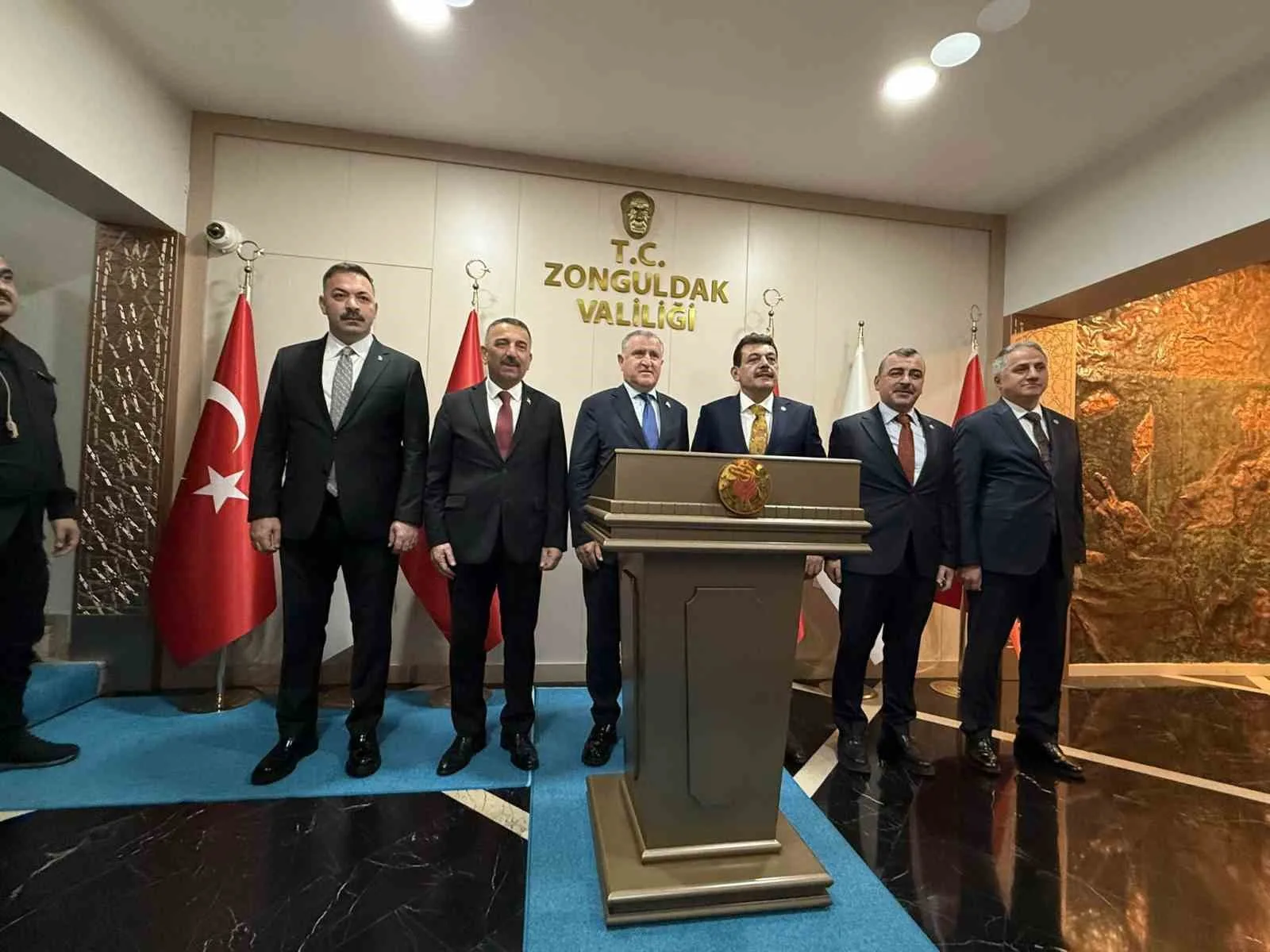 GENÇLİK VE SPOR BAKANI OSMAN AŞKIN BAK, ZONGULDAK ZİYARETİ KAPSAMINDA VALİLİK VE AK PARTİ'YE ZİYARET GERÇEKLEŞTİRDİ.