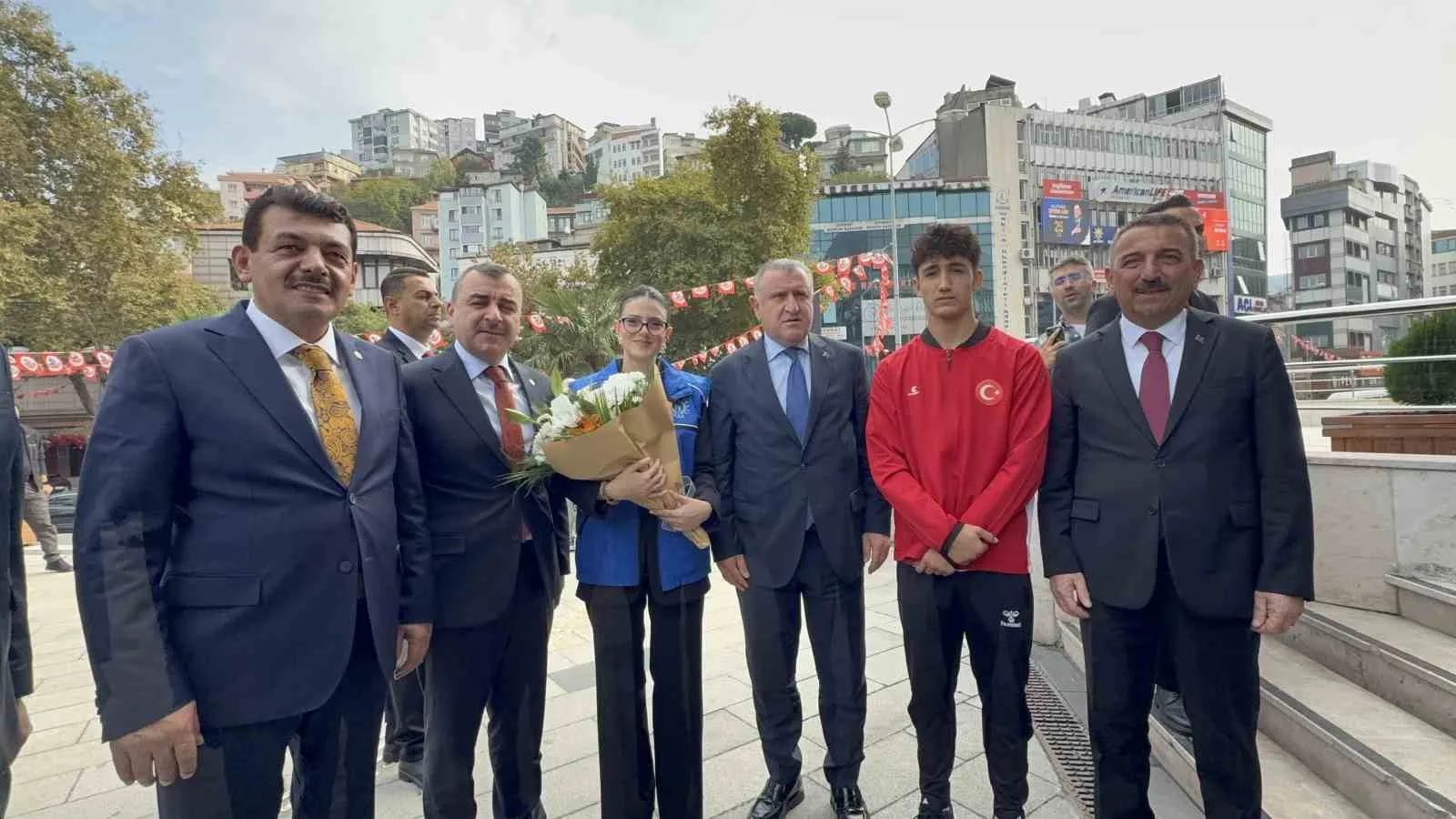 GENÇLİK VE SPOR BAKANI OSMAN AŞKIN BAK, ZONGULDAK ZİYARETİ KAPSAMINDA VALİLİK VE AK PARTİ'YE ZİYARET GERÇEKLEŞTİRDİ.