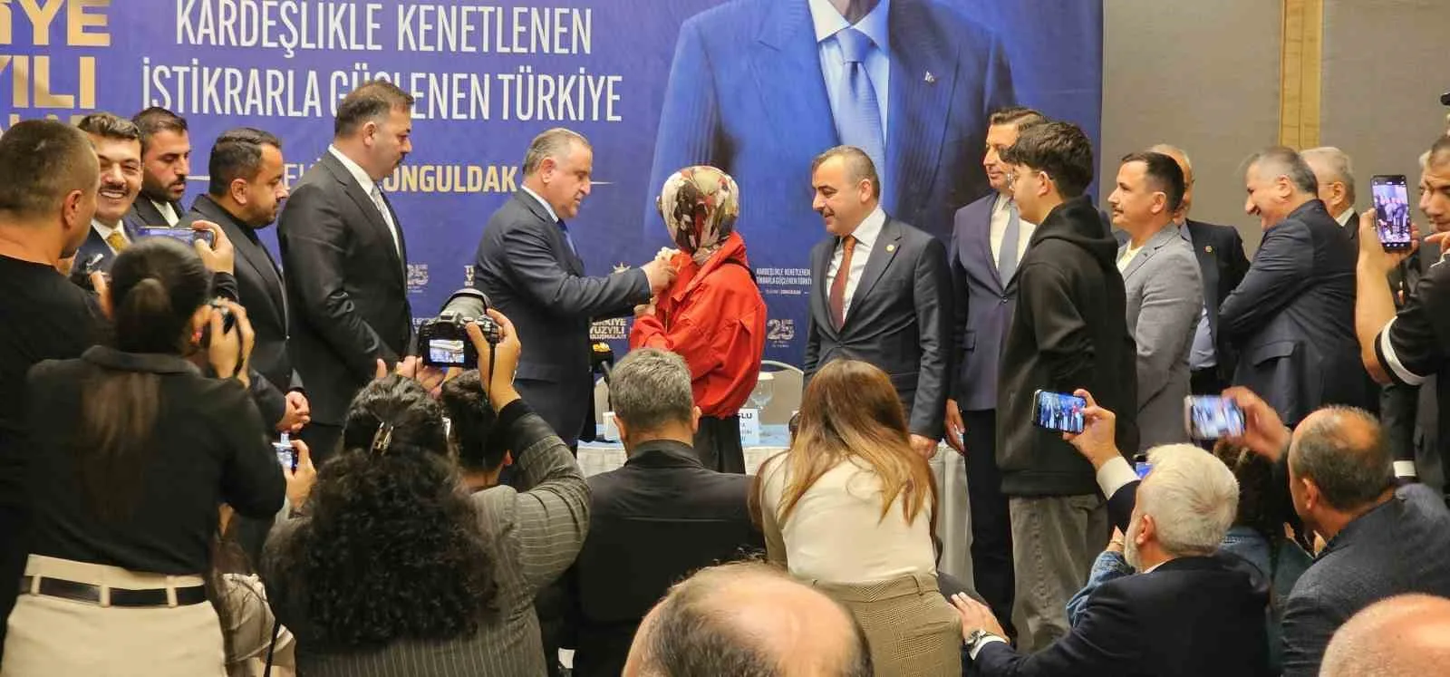 KONUŞMALARIN ARDINDAN BAKAN BAK, PROGRAMA KATILAN FARKLI PARTİDEN KATILIMCILARA ROZET TAKDİMİNDE BULUNDU.