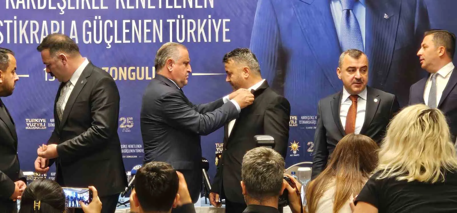 KONUŞMALARIN ARDINDAN BAKAN BAK, PROGRAMA KATILAN FARKLI PARTİDEN KATILIMCILARA ROZET TAKDİMİNDE BULUNDU.