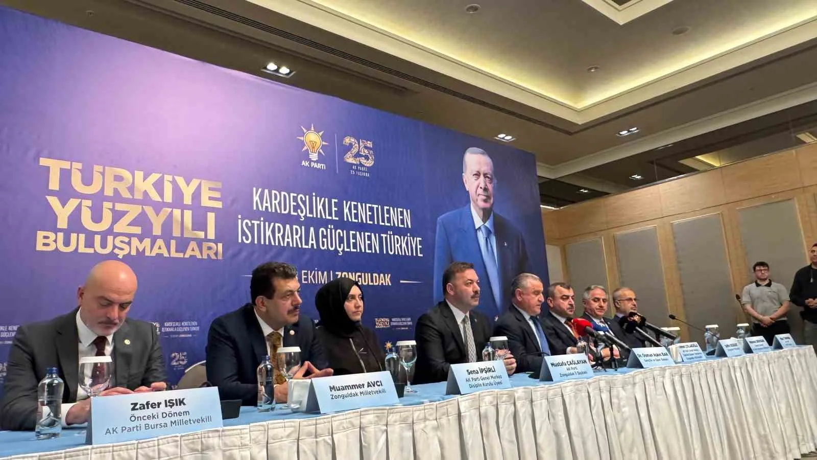 TERÖRSÜZ TÜRKİYE SÜRECİNDE SPORUN GENÇLERİ BİR ARAYA GETİREN ÖNEMLİ BİR ARAÇ OLDUĞUNA İŞARET EDEN BAK, ŞÖYLE KONUŞTU: "BİZ ÖZELLİKLE SPORUN BİRLEŞTİRİCİ GÜCÜNE, İYİLEŞTİRİCİ GÜCÜNE İNANIYORUZ VE BU NEDENLE DE PEK ÇOK SPOR FAALİYETİYLE BERABER GENÇLERİMİZİN KAYNAŞMASINA İMKAN SAĞLAYACAK PROJELERİ GERÇEKLEŞTİRİYORUZ. DAHA ÖNCE CUDİ DAĞI'NDA ROKET SESLERİ VARKEN ŞİMDİ RAKET SESLERİ VAR. YANİ ORADA SPOR AKTİVİTELERİ VAR. ŞIRNAK'TA, HAKKÂRİ'DE, DİYARBAKIR'DA, VAN'DA HER YERDE SPOR FAALİYETLERİYLE BERABER BİZ SAHADAYIZ. GENÇLERİMİZE DOKUNUYORUZ. GENÇLERİN BU SÜREÇTE DE ETKİN BİR ROL ALMASINI, SPORUN ETKİN GÜCÜNÜ ORTAYA KOYMASINI SAĞLIYORUZ."