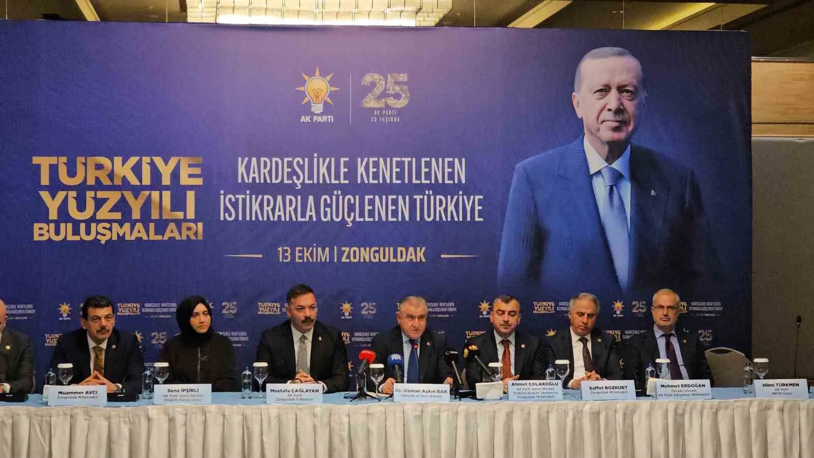 TÜRKİYE YÜZYILI BULUŞMALARI KAPSAMINDA BİR DİZİ PROGRAMLARA KATILMAK ÜZERE ZONGULDAK'A GELEN GENÇLİK VE SPOR BAKANI OSMAN AŞKIN BAK, DEDEMAN OTEL'DE BASIN MENSUPLARIYLA BİR ARAYA GELDİ.