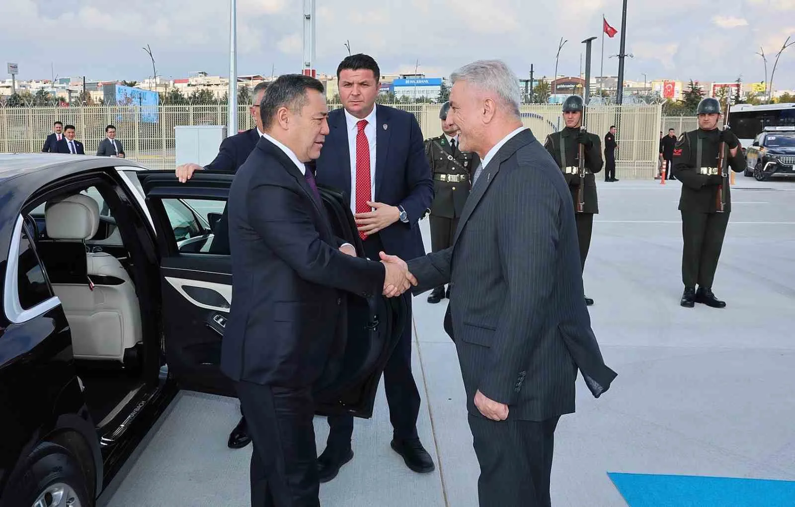 TİCARET BAKANI ÖMER BOLAT, KAZAKİSTAN'IN CUMHURBAŞKANI KASIM CÖMERT TOKAYEV VE KIRGIZİSTAN'IN CUMHURBAŞKANI SADIR CAPAROV'U YOLCU ETTİ.