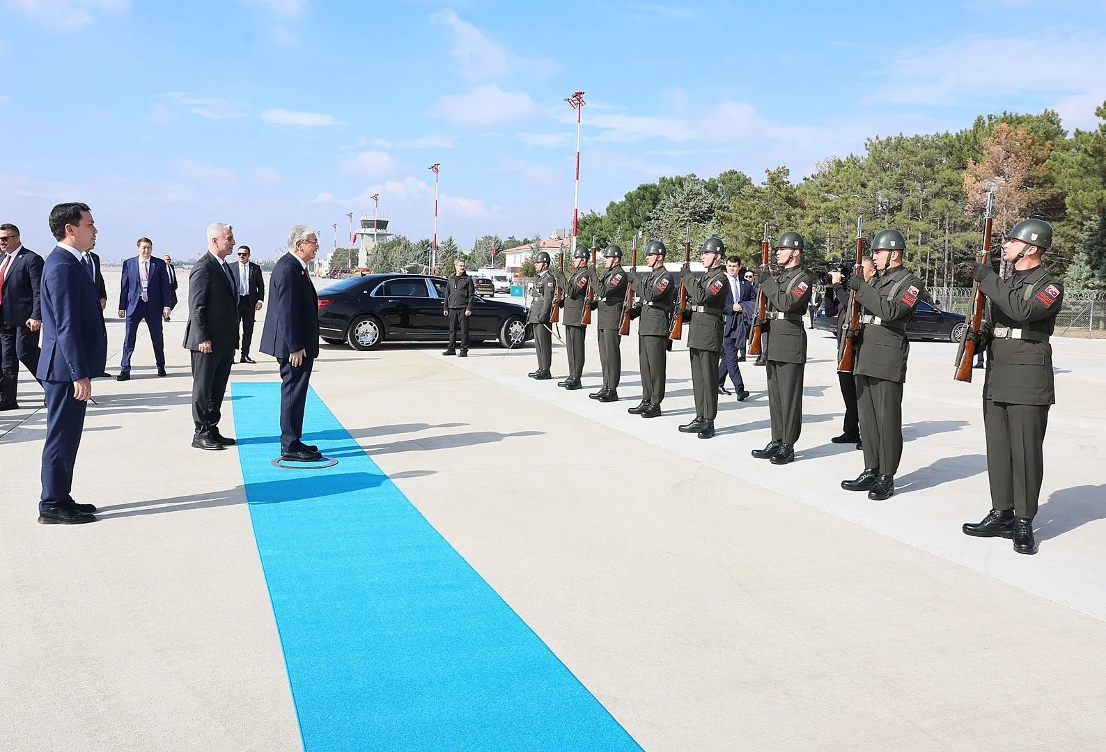 TİCARET BAKANI ÖMER BOLAT, KAZAKİSTAN'IN CUMHURBAŞKANI KASIM CÖMERT TOKAYEV VE KIRGIZİSTAN'IN CUMHURBAŞKANI SADIR CAPAROV'U YOLCU ETTİ.