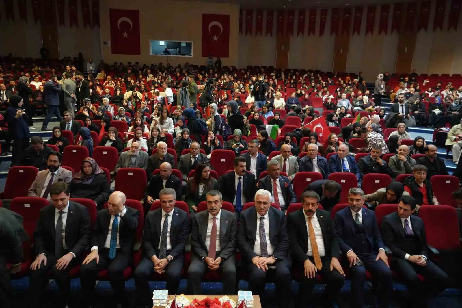 İMAM HATİPLER KURULUŞU’NUN 75. YILI VE İMAM HATİPLER HAFTASI PROGRAMI, MİLLİ EĞİTİM BAKANI YUSUF TEKİN’İN KATILIMIYLA ERZURUM’DA DÜZENLENDİ.