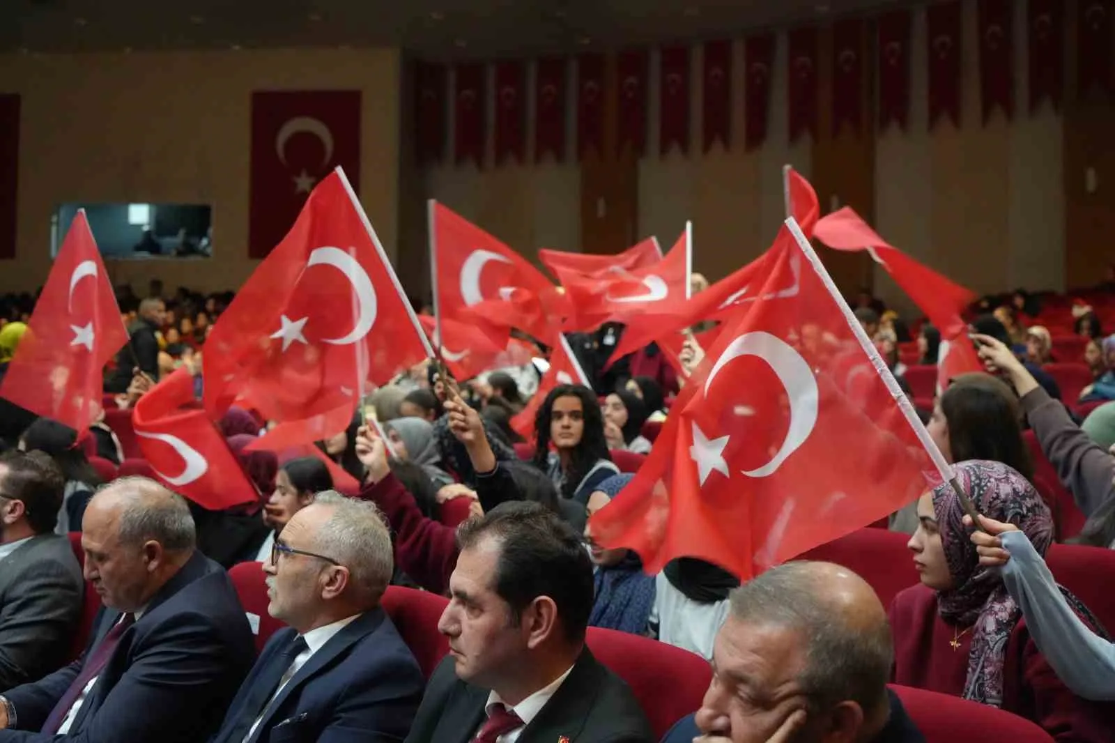 İMAM HATİPLER KURULUŞU’NUN 75. YILI VE İMAM HATİPLER HAFTASI PROGRAMI, MİLLİ EĞİTİM BAKANI YUSUF TEKİN’İN KATILIMIYLA ERZURUM’DA DÜZENLENDİ.