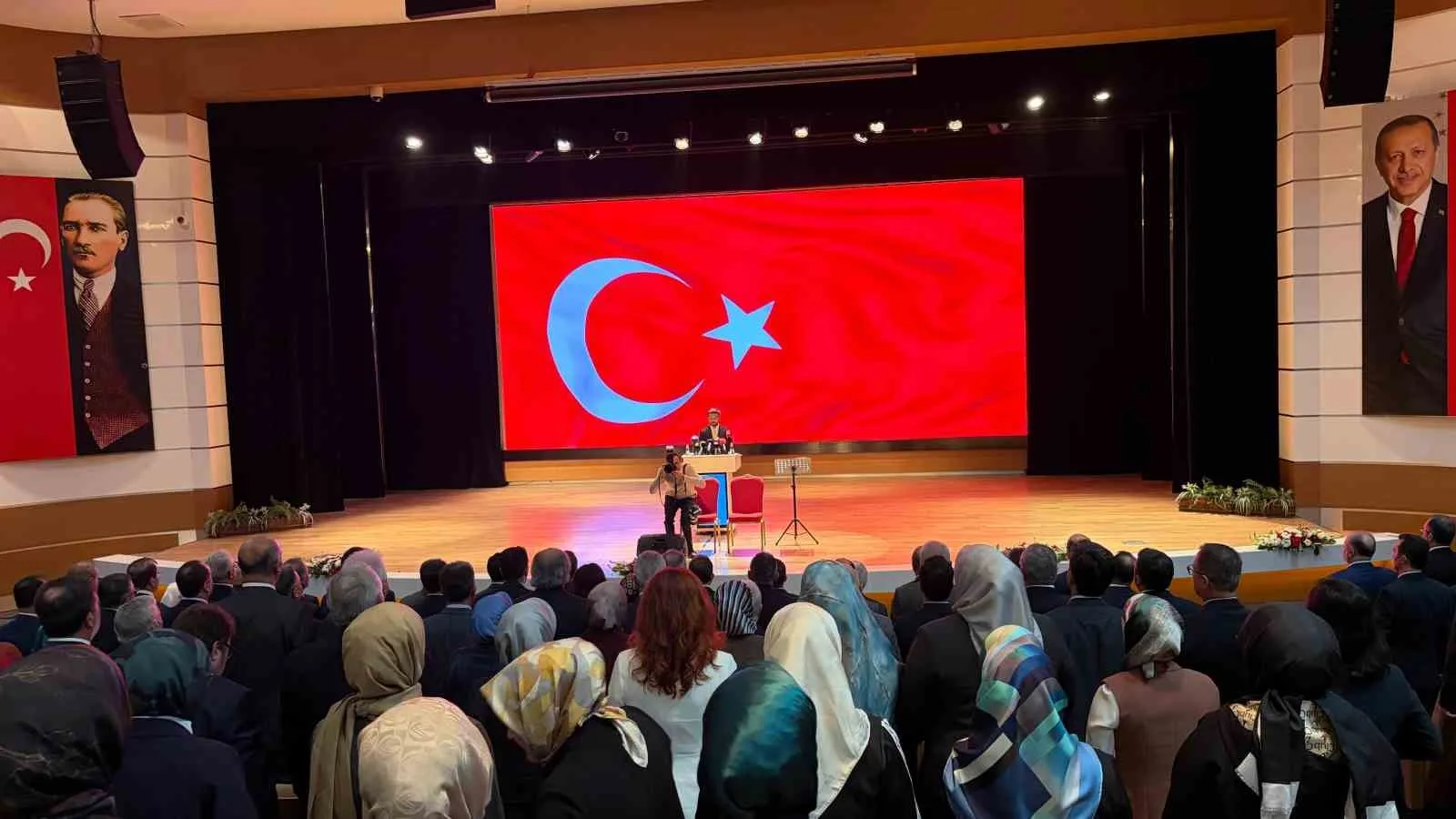 BAKAN TEKİN, "BU COĞRAFYADA DİN ADAMI VE BİLİM İNSANI YETİŞTİRMEK İÇİN ÇOK KÖKLÜ EĞİTİM KURUMLARIMIZ VAR" DEDİ.