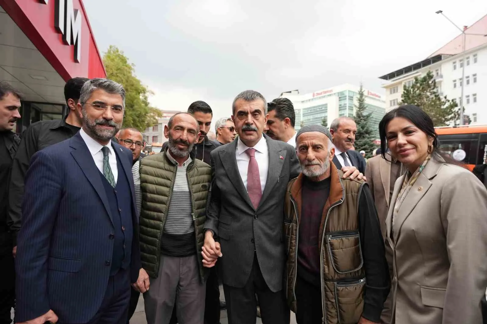 BİR TAKIM ZİYARET VE AÇILIŞLARA KATILMAK ÜZERE ERZURUM'A GELEN MİLLİ EĞİTİM BAKANI YUSUF TEKİN, ÖNCE ESNAF ZİYARETİ YAPTI DAHA SONRA AK PARTİ ERZURUM İL BAŞKANLIĞI'NDA BASIN MENSUPLARINA AÇIKLAMALARDA BULUNDU.