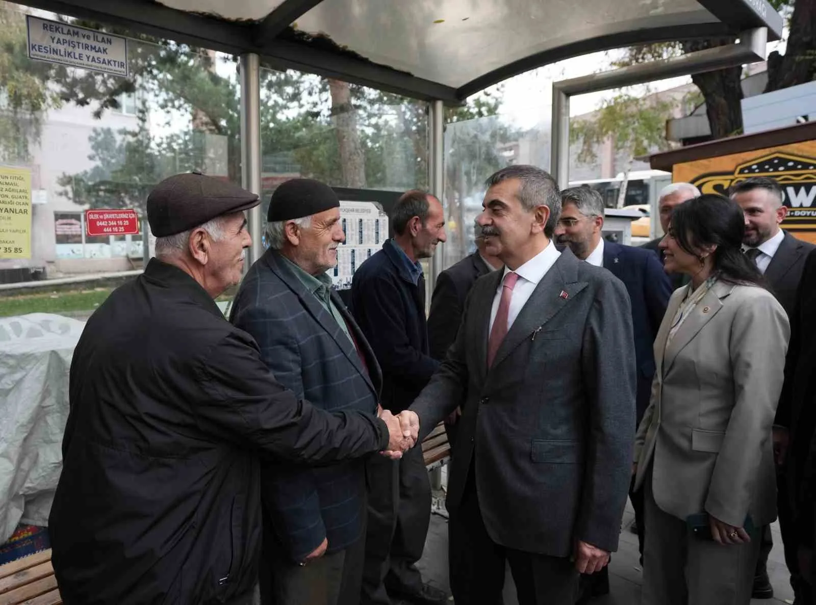 BİR TAKIM ZİYARET VE AÇILIŞLARA KATILMAK ÜZERE ERZURUM'A GELEN MİLLİ EĞİTİM BAKANI YUSUF TEKİN, ÖNCE ESNAF ZİYARETİ YAPTI DAHA SONRA AK PARTİ ERZURUM İL BAŞKANLIĞI'NDA BASIN MENSUPLARINA AÇIKLAMALARDA BULUNDU.