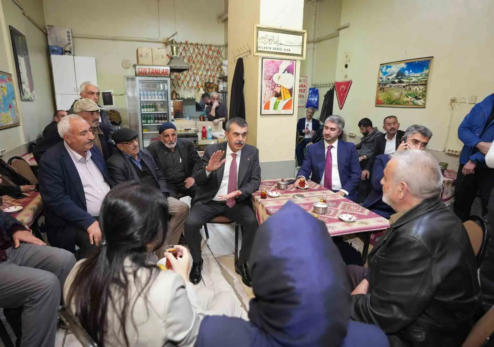 BİR TAKIM ZİYARET VE AÇILIŞLARA KATILMAK ÜZERE ERZURUM'A GELEN MİLLİ EĞİTİM BAKANI YUSUF TEKİN, ÖNCE ESNAF ZİYARETİ YAPTI DAHA SONRA AK PARTİ ERZURUM İL BAŞKANLIĞI'NDA BASIN MENSUPLARINA AÇIKLAMALARDA BULUNDU.