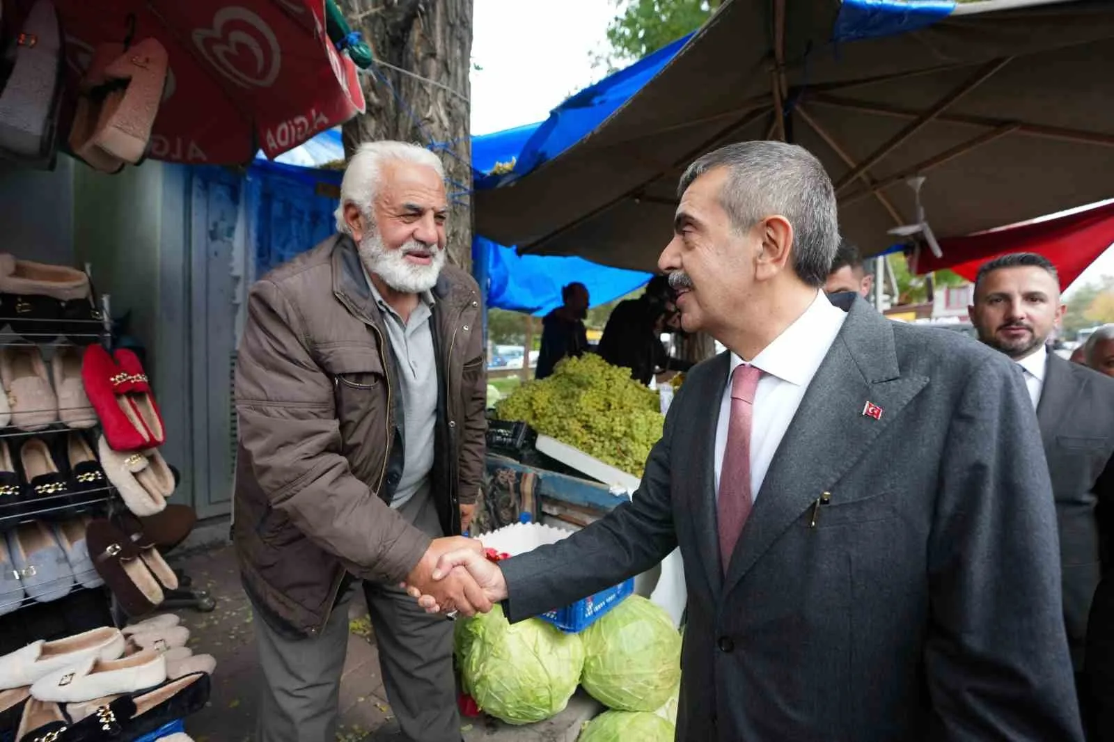 BİR TAKIM ZİYARET VE AÇILIŞLARA KATILMAK ÜZERE ERZURUM'A GELEN MİLLİ EĞİTİM BAKANI YUSUF TEKİN, ÖNCE ESNAF ZİYARETİ YAPTI DAHA SONRA AK PARTİ ERZURUM İL BAŞKANLIĞI'NDA BASIN MENSUPLARINA AÇIKLAMALARDA BULUNDU.
