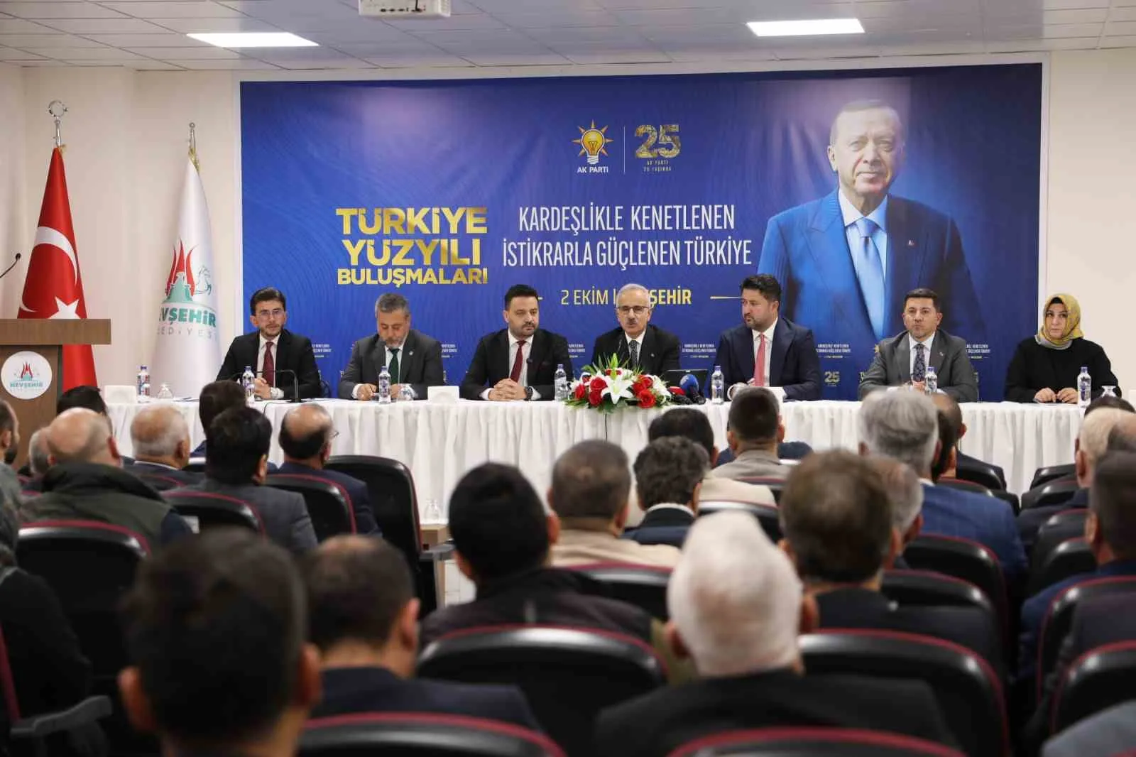 BAKAN URALOĞLU, NEVŞEHİR PROGRAMI KAPSAMINDA KENTTEKİ SİVİL TOPLUM KURULUŞLARININ TEMSİLCİLERİ VE VATANDAŞLARLA BİR ARAYA GELDİ.