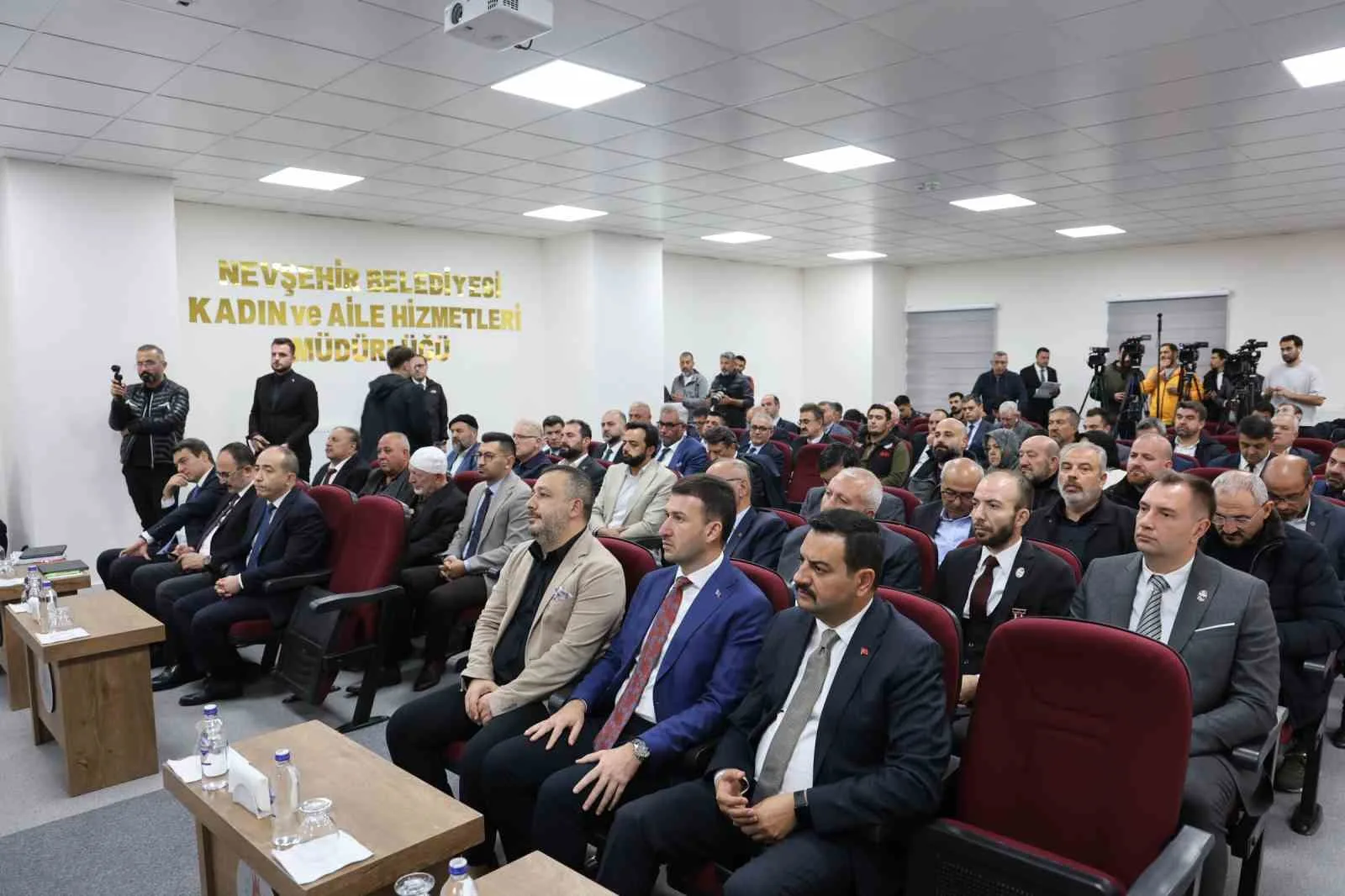 BAKAN URALOĞLU, NEVŞEHİR PROGRAMI KAPSAMINDA KENTTEKİ SİVİL TOPLUM KURULUŞLARININ TEMSİLCİLERİ VE VATANDAŞLARLA BİR ARAYA GELDİ.