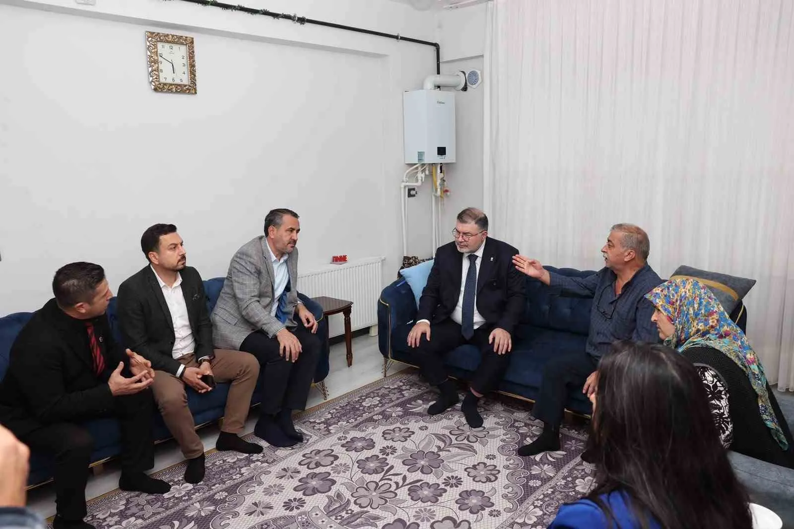 AK PARTİ İZMİR İL BAŞKANI BİLAL SAYGILI, 30 EKİM 2020 İZMİR DEPREMİNİN 6’NCI YIL DÖNÜMÜNDE BAYRAKLI’DA TOKİ TARAFINDAN İNŞA EDİLEN DEPREM KONUTLARINDA ER VE YILDIRIM AİLELERİNİ ZİYARET ETTİ.