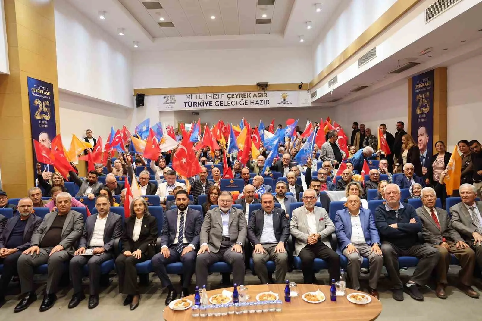 AK PARTİ BORNOVA İLÇE BAŞKANLIĞI TARAFINDAN DÜZENLENEN İLÇE DANIŞMA MECLİSİ TOPLANTISI’NA;  AK PARTİ İZMİR İL BAŞKANI BİLAL SAYGILI, AK PARTİ İZMİR MİLLETVEKİLİ YAŞAR KIRKPINAR, İZMİR İZMİR BÜYÜKŞEHİR BELEDİYE MECLİSİ AK PARTİ GRUP BAŞKAN VEKİLİ HAKAN YILDIZ, AK PARTİ BORNOVA İLÇE BAŞKANI CİHAN DAĞLIER VE TEŞKİLAT MENSUPLARI KATILDI.
