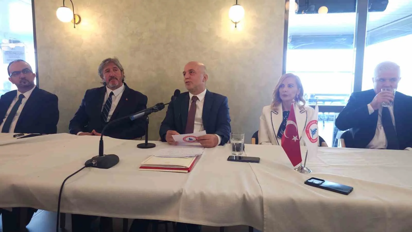 ZONGULDAK BÜLENT ECEVİT ÜNİVERSİTESİ (BEUN) REKTÖRÜ PROF. DR. AHMET ULUSOY, GÖREVE BAŞLAMASININ ARDINDAN İLK KEZ BASIN MENSUPLARIYLA BİR ARAYA GELEREK ÜNİVERSİTENİN MEVCUT DURUMU VE YENİ DÖNEM HEDEFLERİNİ AÇIKLADI. ÜNİVERSİTEDE 29 BİN 912 ÖĞRENCİNİN EĞİTİM GÖRDÜĞÜNÜ BELİRTEN ULUSOY, HASTANENİN YÜZDE 100 DOLULUKLA HİZMET VERDİĞİNİ, SAĞLIK KAMPÜSÜNE KATLI OTOPARK YAPILACAĞINI VE GÜNEŞ ENERJİSİ SANTRALİYLE TIP FAKÜLTESİNİN ELEKTRİK İHTİYACININ YÜZDE 25'İNİN KARŞILANMASININ HEDEFLENDİĞİNİ SÖYLEDİ.