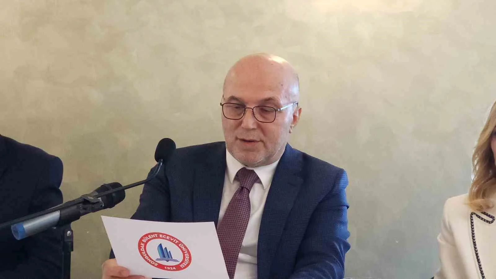 ZONGULDAK BÜLENT ECEVİT ÜNİVERSİTESİ (BEUN) REKTÖRÜ PROF. DR. AHMET ULUSOY, GÖREVE BAŞLAMASININ ARDINDAN İLK KEZ BASIN MENSUPLARIYLA BİR ARAYA GELEREK ÜNİVERSİTENİN MEVCUT DURUMU VE YENİ DÖNEM HEDEFLERİNİ AÇIKLADI. ÜNİVERSİTEDE 29 BİN 912 ÖĞRENCİNİN EĞİTİM GÖRDÜĞÜNÜ BELİRTEN ULUSOY, HASTANENİN YÜZDE 100 DOLULUKLA HİZMET VERDİĞİNİ, SAĞLIK KAMPÜSÜNE KATLI OTOPARK YAPILACAĞINI VE GÜNEŞ ENERJİSİ SANTRALİYLE TIP FAKÜLTESİNİN ELEKTRİK İHTİYACININ YÜZDE 25'İNİN KARŞILANMASININ HEDEFLENDİĞİNİ SÖYLEDİ.