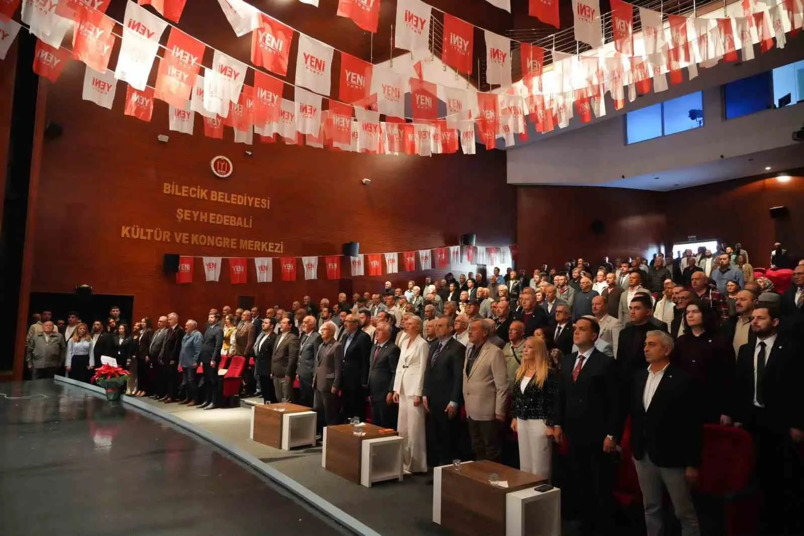 YENİ PARTİ BİLECİK MERKEZ İLÇE 1. OLAĞAN KONGRESİ'NDE MELİH KARAÇAM BAŞKANLIĞA SEÇİLİRKEN, BELEDİYE BAŞKANI MELEK MIZRAK SUBAŞI DA KONGREYE KATILDI.
