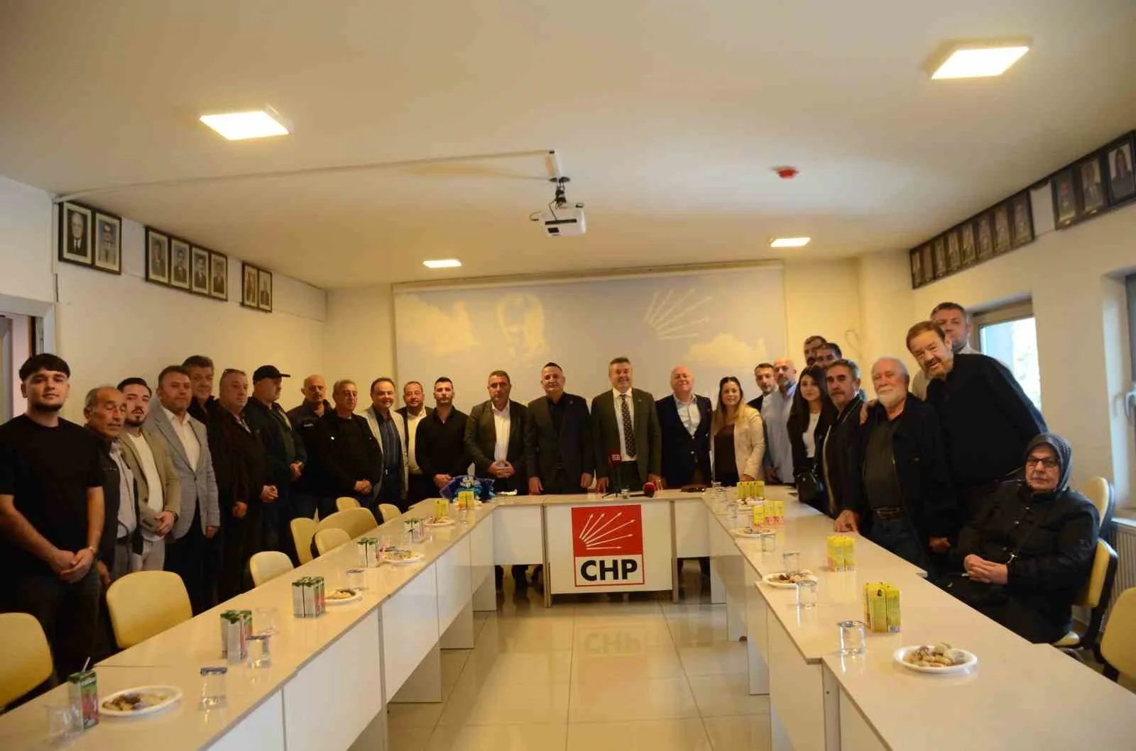 CHP'DE BAYRAK DEĞİŞİMİCUMHURİYET HALK PARTİSİ (CHP) BİLECİK İL BAŞKANLIĞINA ATANAN İSMAİL CİNOĞLU GÖREVİ DEVRALDI.