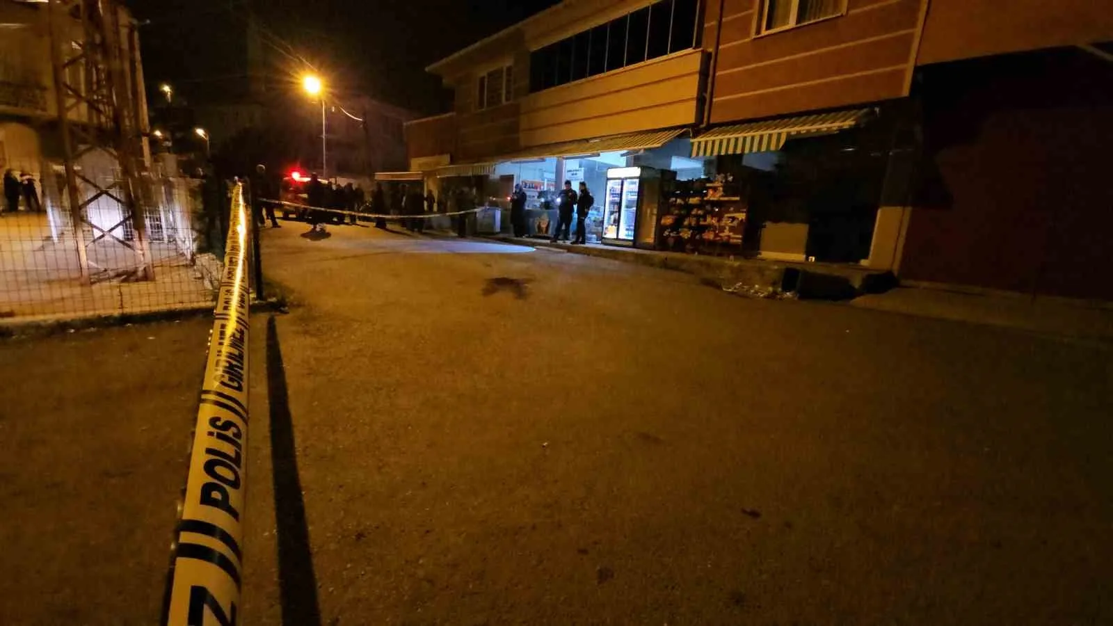 ZONGULDAK'IN KİLİMLİ İLÇESİNDE BOŞANMA AŞAMASINDAKİ EŞİYLE TARTIŞAN ERCAN D., EŞİNE VE TARTIŞMAYA MÜDAHALE EDEN GENCE SİLAHLA ATEŞ AÇTI. SALDIRIDA AĞIR YARALANAN 2 KİŞİNİN HAYATİ TEHLİKESİ SÜRERKEN, KAÇAN ŞÜPHELİ HAKKINDA ÖNLEYİCİ TEDBİR KARARI BULUNDUĞU ORTAYA ÇIKTI.