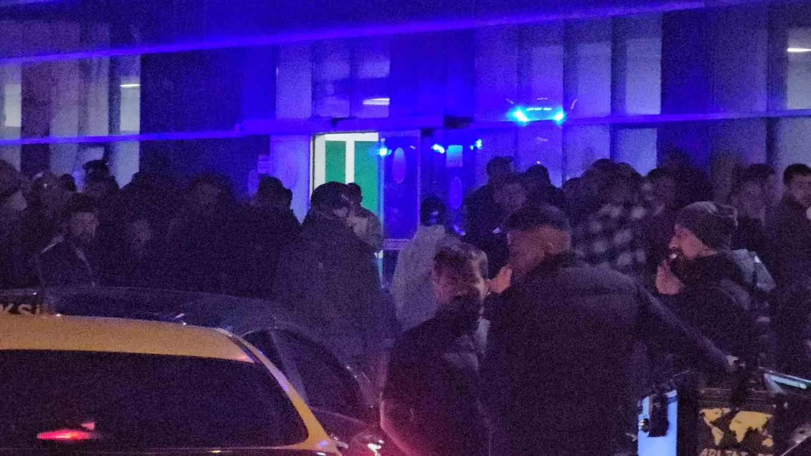 ZONGULDAK'IN KİLİMLİ İLÇESİNDE BOŞANMA AŞAMASINDAKİ EŞİYLE TARTIŞAN ERCAN D., EŞİNE VE TARTIŞMAYA MÜDAHALE EDEN GENCE SİLAHLA ATEŞ AÇTI. SALDIRIDA AĞIR YARALANAN 2 KİŞİNİN HAYATİ TEHLİKESİ SÜRERKEN, KAÇAN ŞÜPHELİ HAKKINDA ÖNLEYİCİ TEDBİR KARARI BULUNDUĞU ORTAYA ÇIKTI.