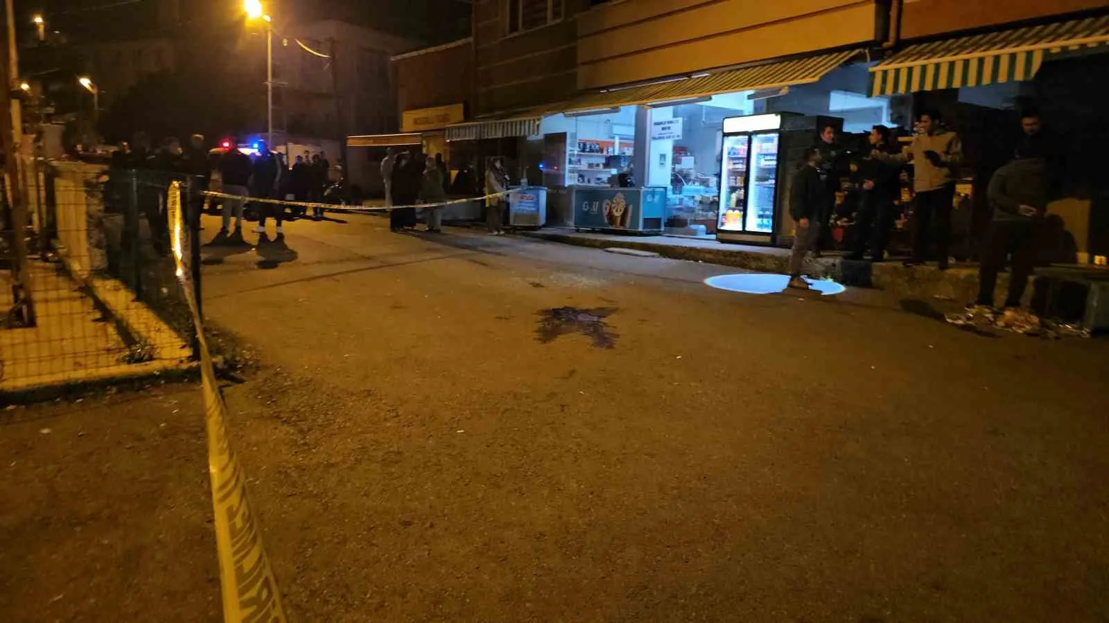 ZONGULDAK'IN KİLİMLİ İLÇESİNDE BOŞANMA AŞAMASINDAKİ EŞİYLE TARTIŞAN ERCAN D., EŞİNE VE TARTIŞMAYA MÜDAHALE EDEN GENCE SİLAHLA ATEŞ AÇTI. SALDIRIDA AĞIR YARALANAN 2 KİŞİNİN HAYATİ TEHLİKESİ SÜRERKEN, KAÇAN ŞÜPHELİ HAKKINDA ÖNLEYİCİ TEDBİR KARARI BULUNDUĞU ORTAYA ÇIKTI.