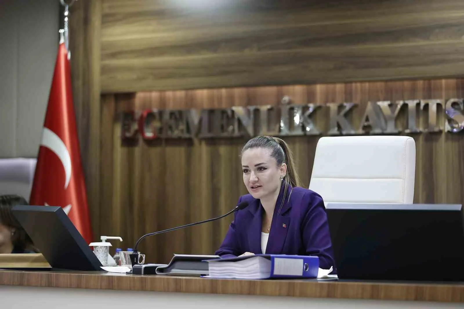 ANTALYA BÜYÜKŞEHİR BELEDİYE BAŞKANVEKİLİ BÜŞRA ÖZDEMİR, AK PARTİ'YE GEÇECEĞİ YÖNÜNDE ÇIKAN HABERLERİN ARDINDAN EKİM AYI MECLİS TOPLANTISINDA AÇIKLAMALARDA BULUNDU.