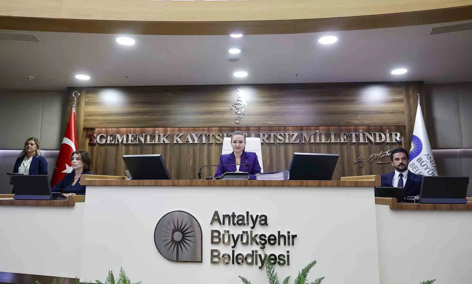 ANTALYA BÜYÜKŞEHİR BELEDİYE BAŞKANVEKİLİ BÜŞRA ÖZDEMİR, AK PARTİ'YE GEÇECEĞİ YÖNÜNDE ÇIKAN HABERLERİN ARDINDAN EKİM AYI MECLİS TOPLANTISINDA AÇIKLAMALARDA BULUNDU.