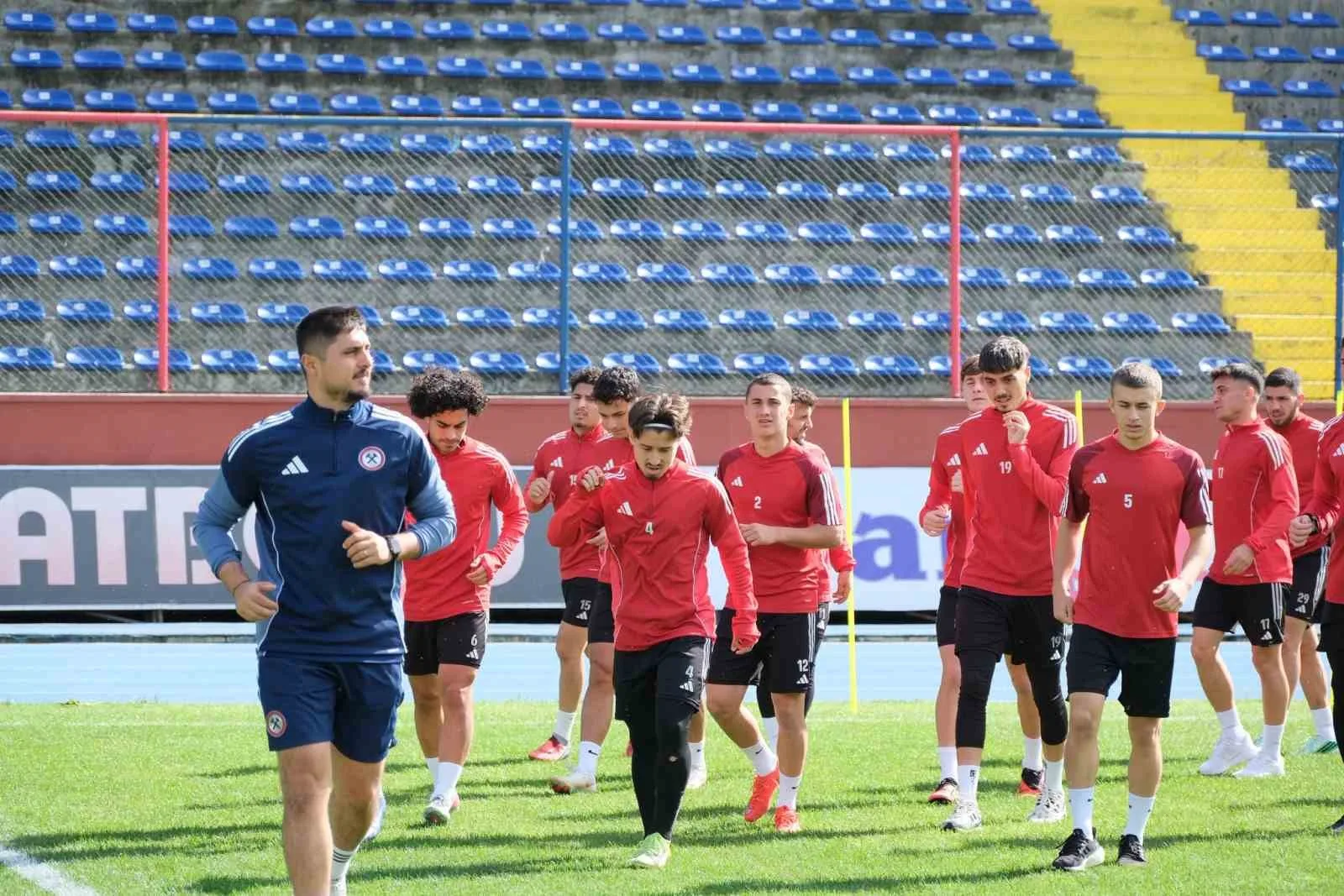 ZONGULDAKSPOR TEKNİK DİREKTÖRÜ ALİ ÇALIŞ, BÜYÜKÇEKMECE GÜCÜ FK KARŞISINDA ELDE ETTİKLERİ 2-1'LİK GALİBİYETİN ARDINDAN TAKIMIN PERFORMANSINI DEĞERLENDİRDİ. OYUNCULARININ GELİŞİMİNDEN MEMNUN OLDUĞUNU BELİRTEN ÇALIŞ, EKSİKLERİNİN BULUNDUĞUNU VE BUNLARI GİDERMEK İÇİN ÇALIŞMALARINI SÜRDÜRDÜKLERİNİ SÖYLEDİ.
