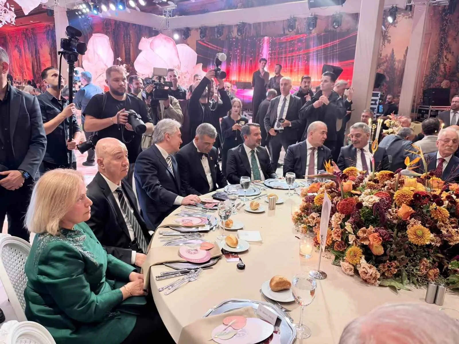 CUMHURİYET HALK PARTİSİ (CHP) ELAZIĞ MİLLETVEKİLİ GÜRSEL EROL’UN OĞLU EREN EROL, ANKARA’DA DÜZENLENEN NİKAH TÖRENİYLE YAREN İLE EVLENDİ. NİKAH TÖRENİNE, ÇOK SAYIDA SİYASETÇİ KATILDI.