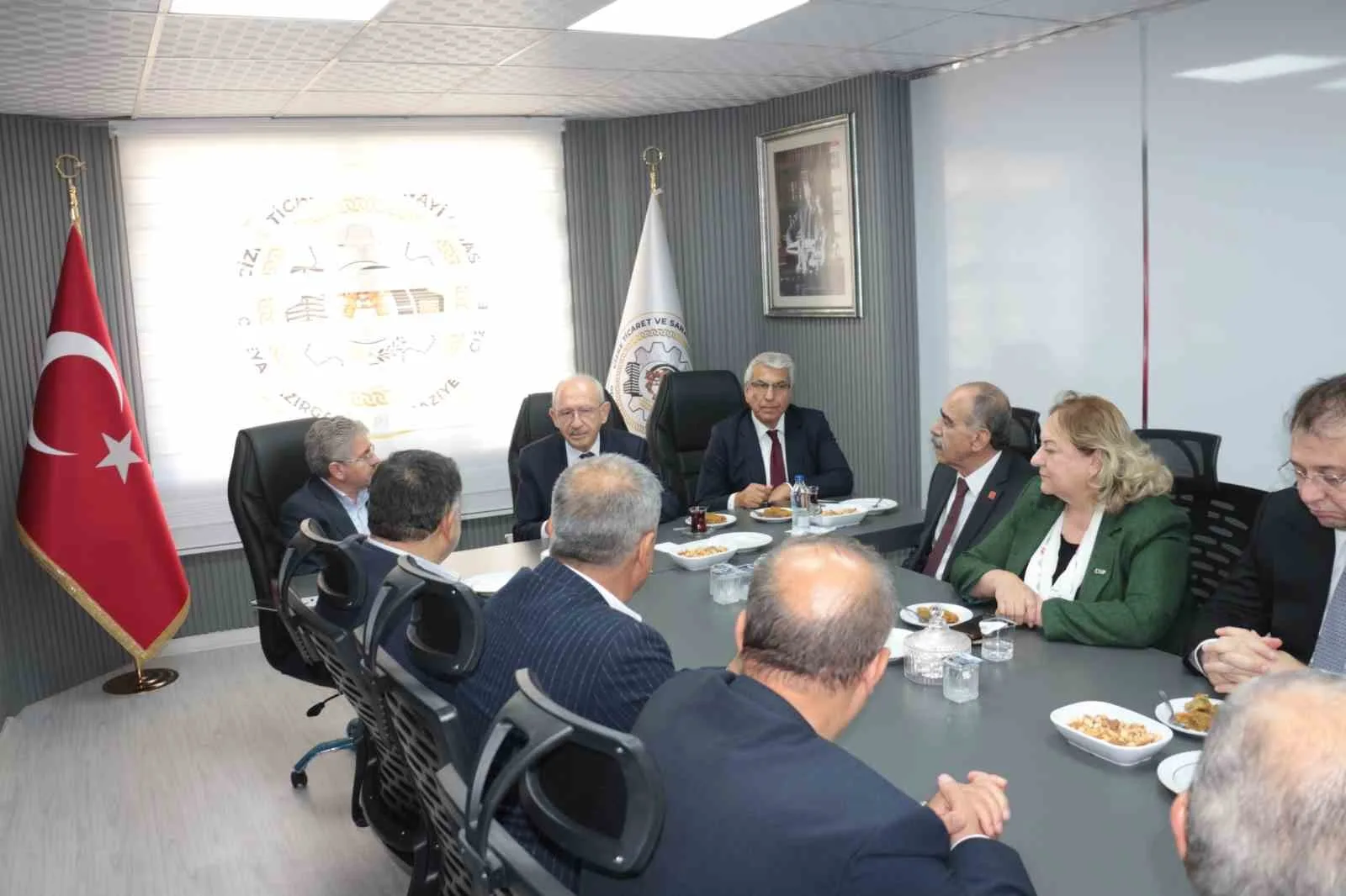 CHP GENEL BAŞKANI KEMAL KILIÇDAROĞLU, ŞIRNAK’IN CİZRE İLÇESİNDE İŞ İNSANLARIYLA BİR ARAYA GELDİ. CİZRE’NİN ORTA DOĞU’YA AÇILAN STRATEJİK BİR TİCARET KAPISI OLDUĞUNU VURGULAYAN KILIÇDAROĞLU, İLÇENİN SERBEST BÖLGE İLAN EDİLMESİ VE ORGANİZE SANAYİ BÖLGESİ’NİN ALTYAPI SORUNLARININ ÇÖZÜLMESİ GEREKTİĞİNİ SÖYLEDİ.