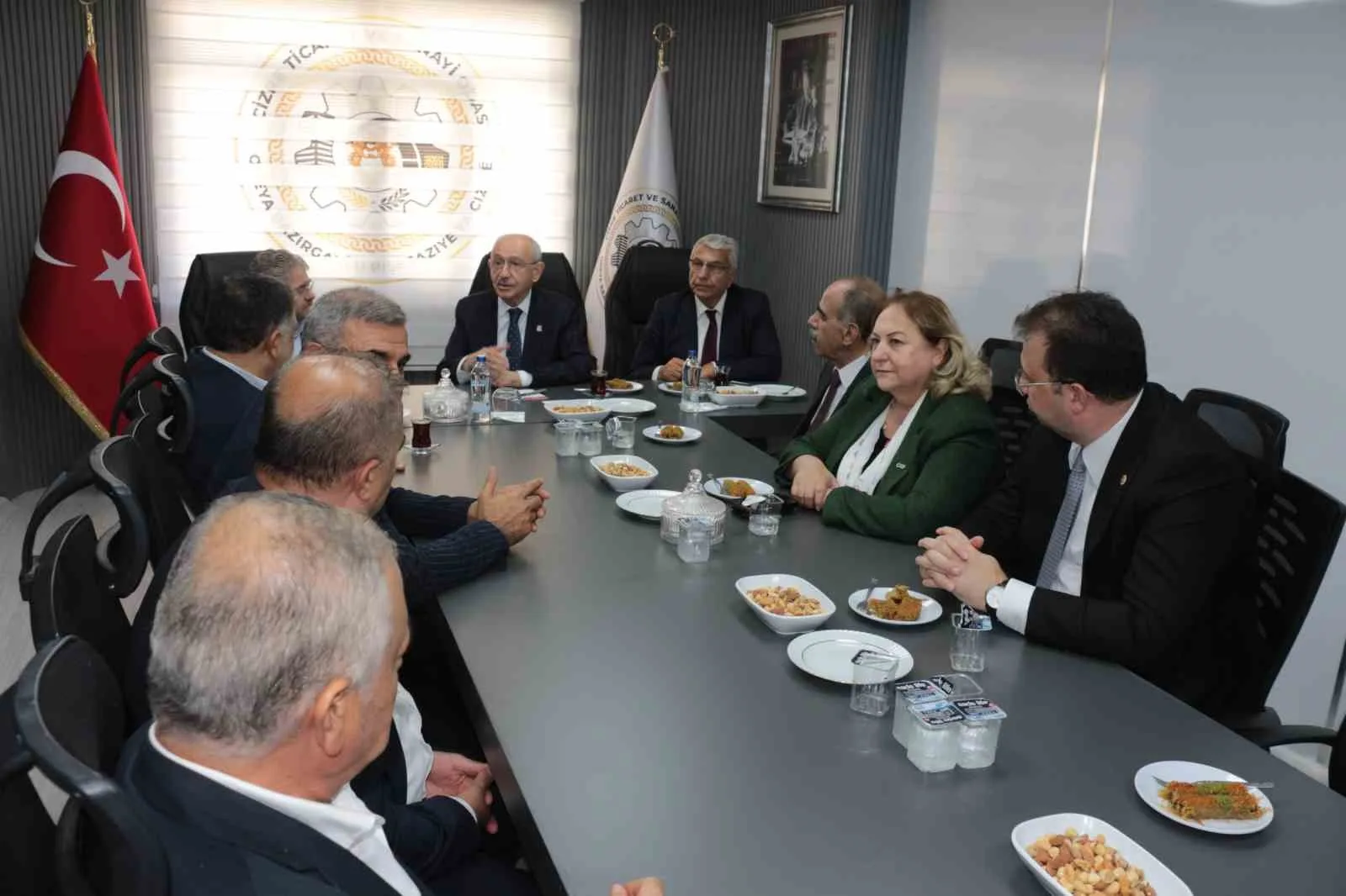CHP GENEL BAŞKANI KEMAL KILIÇDAROĞLU, ŞIRNAK’IN CİZRE İLÇESİNDE İŞ İNSANLARIYLA BİR ARAYA GELDİ.