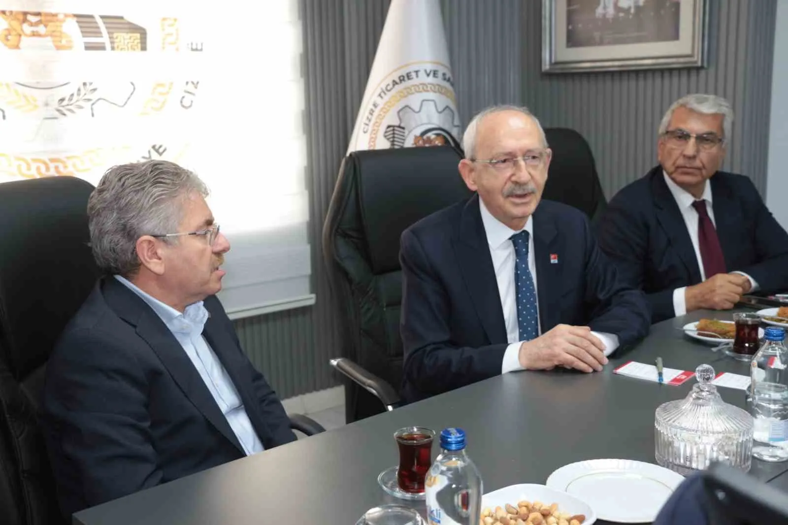 CİZRE’NİN ORTA DOĞU’YA AÇILAN STRATEJİK BİR TİCARET KAPISI OLDUĞUNU VURGULAYAN KILIÇDAROĞLU, İLÇENİN SERBEST BÖLGE İLAN EDİLMESİ VE ORGANİZE SANAYİ BÖLGESİ’NİN ALTYAPI SORUNLARININ ÇÖZÜLMESİ GEREKTİĞİNİ SÖYLEDİ.