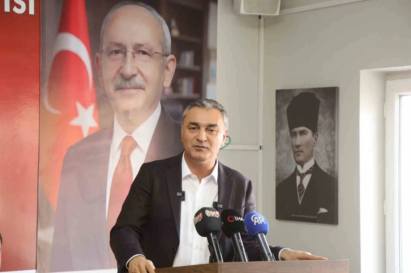 CUMHURİYET HALK PARTİSİ (CHP) SÖZCÜSÜ MÜSLİM SARI, “KAPILARI BU KADAR SERT KAPATMAYIN, AÇMAK ZORUNDA KALACAKSINIZ.” DEDİ.