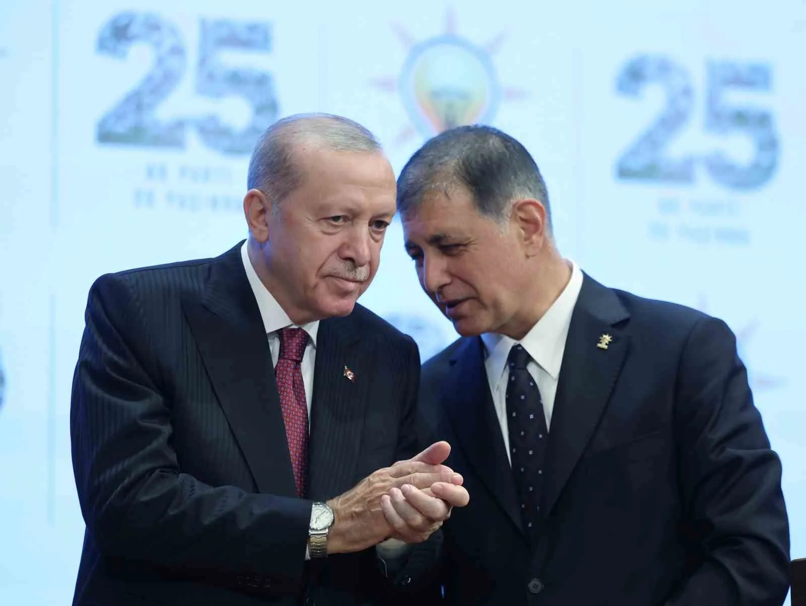 CUMHURBAŞKANI ERDOĞAN, AK PARTİ'YE KATILAN İZMİR BÜYÜKŞEHİR BELEDİYE BAŞKANI CEMİL TUGAY'A PARTİ ROZETİNİ TAKTI.