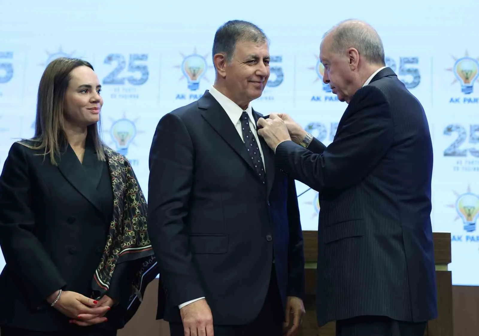 CUMHURBAŞKANI ERDOĞAN, AK PARTİ'YE KATILAN İZMİR BÜYÜKŞEHİR BELEDİYE BAŞKANI CEMİL TUGAY'A PARTİ ROZETİNİ TAKTI.