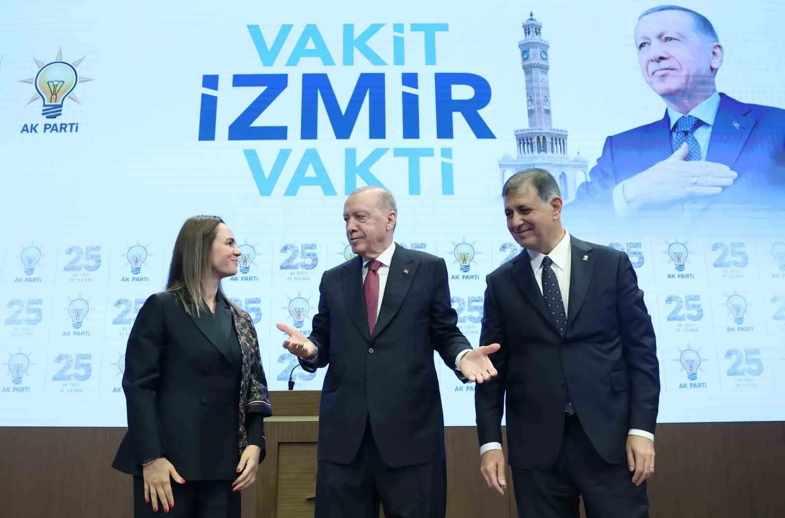CUMHURBAŞKANI ERDOĞAN, AK PARTİ'YE KATILAN İZMİR BÜYÜKŞEHİR BELEDİYE BAŞKANI CEMİL TUGAY'A PARTİ ROZETİNİ TAKTI.