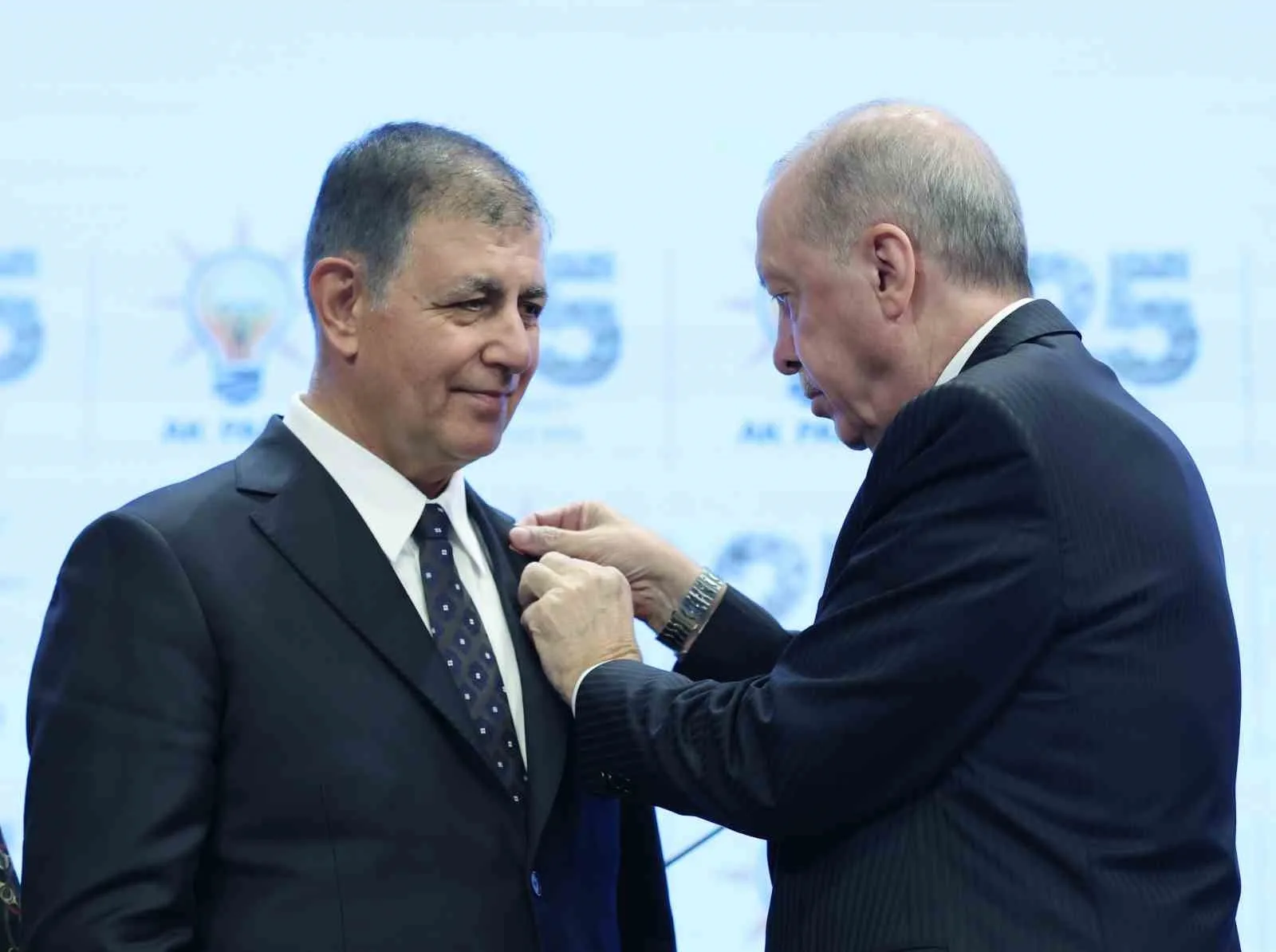 CUMHURBAŞKANI ERDOĞAN, AK PARTİ'YE KATILAN İZMİR BÜYÜKŞEHİR BELEDİYE BAŞKANI CEMİL TUGAY'A PARTİ ROZETİNİ TAKTI.