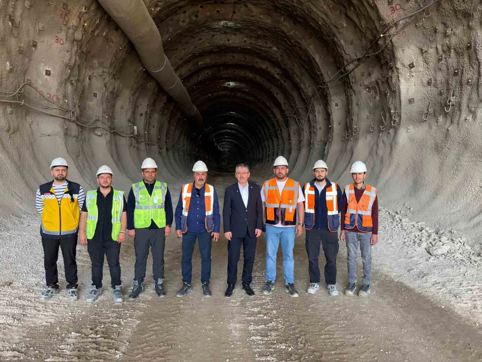 AK PARTİ KAYSERİ MİLLETVEKİLİ ŞABAN ÇOPUROĞLU; ANKARA-YERKÖY-KAYSERİ YÜKSEK HIZLI TREN (YHT) PROJESİ’NDE ÇALIŞMALARIN YOĞUN ŞEKİLDE SÜRDÜĞÜNÜ BELİRTEREK, 4 BİN 700 PERSONEL VE YAKLAŞIK BİN 400 İŞ MAKİNESİYLE SAHADA GECE GÜNDÜZ ÇALIŞILDIĞINI, FİZİKİ GERÇEKLEŞME ORANININ YÜZDE 58’E ULAŞTIĞINI İFADE ETTİ.